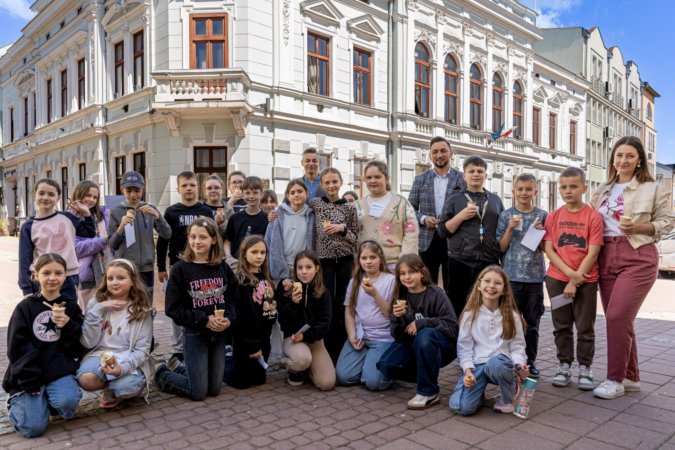 🌸📸 Magnolia Zofia ma swoich bohaterów – 4b z wizytą w Ratuszu‼️