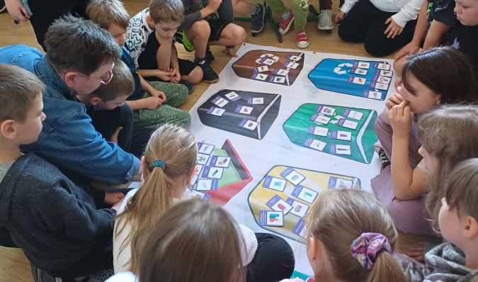 Zajęcia o segregacji odpadów dla klas drugich…