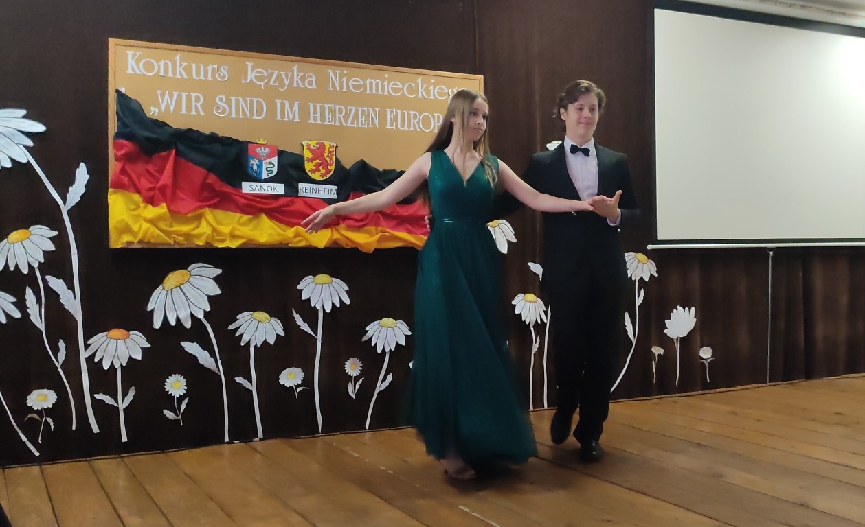 TANECZNY WYSTĘP ZUZANNY z klasy 8c…