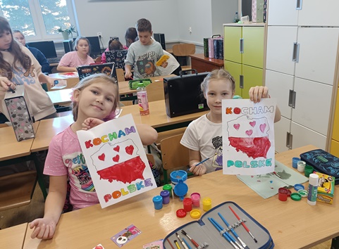 „Być Polakiem – to brzmi dumnie” – LEKCJA PATRIOTYZMU w klasie 3B…