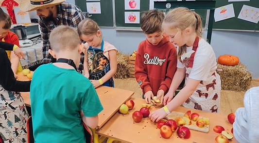 TŁOCZENIE SOKU – PIERWSZY RAZ W ROKU – w klasie 1B