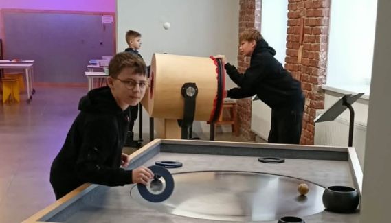 MEDIATEKA i PIJALNIA CZEKOLADY – integracyjne wyjście klasy 6B…