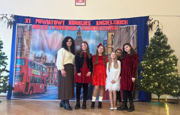 Udział uczennic z klasy 5A w XI Powiatowym Konkursie Angielskich Kolęd i Piosenek Świątecznych w Kostarowcach