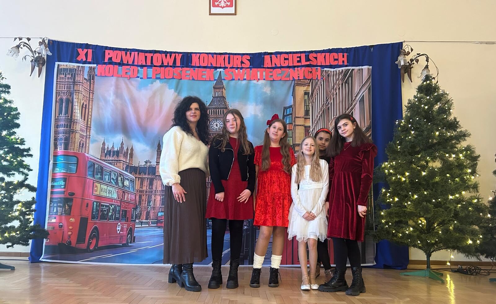 Udział uczennic z klasy 5A w XI Powiatowym Konkursie Angielskich Kolęd i Piosenek Świątecznych w Kostarowcach