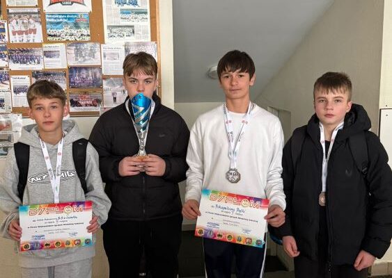 III miejsce chłopców i wicemistrzowski sukces Maksa Myćki w finale wojewódzkim ⛸️🥉🥈