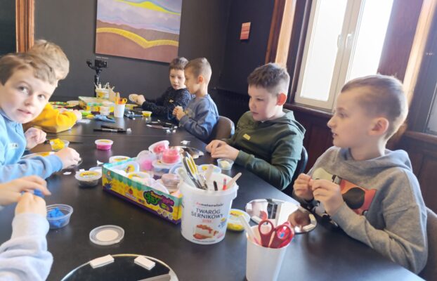 Klasa 2B kreatywnie świętowała Dzień Kobiet w BWA…