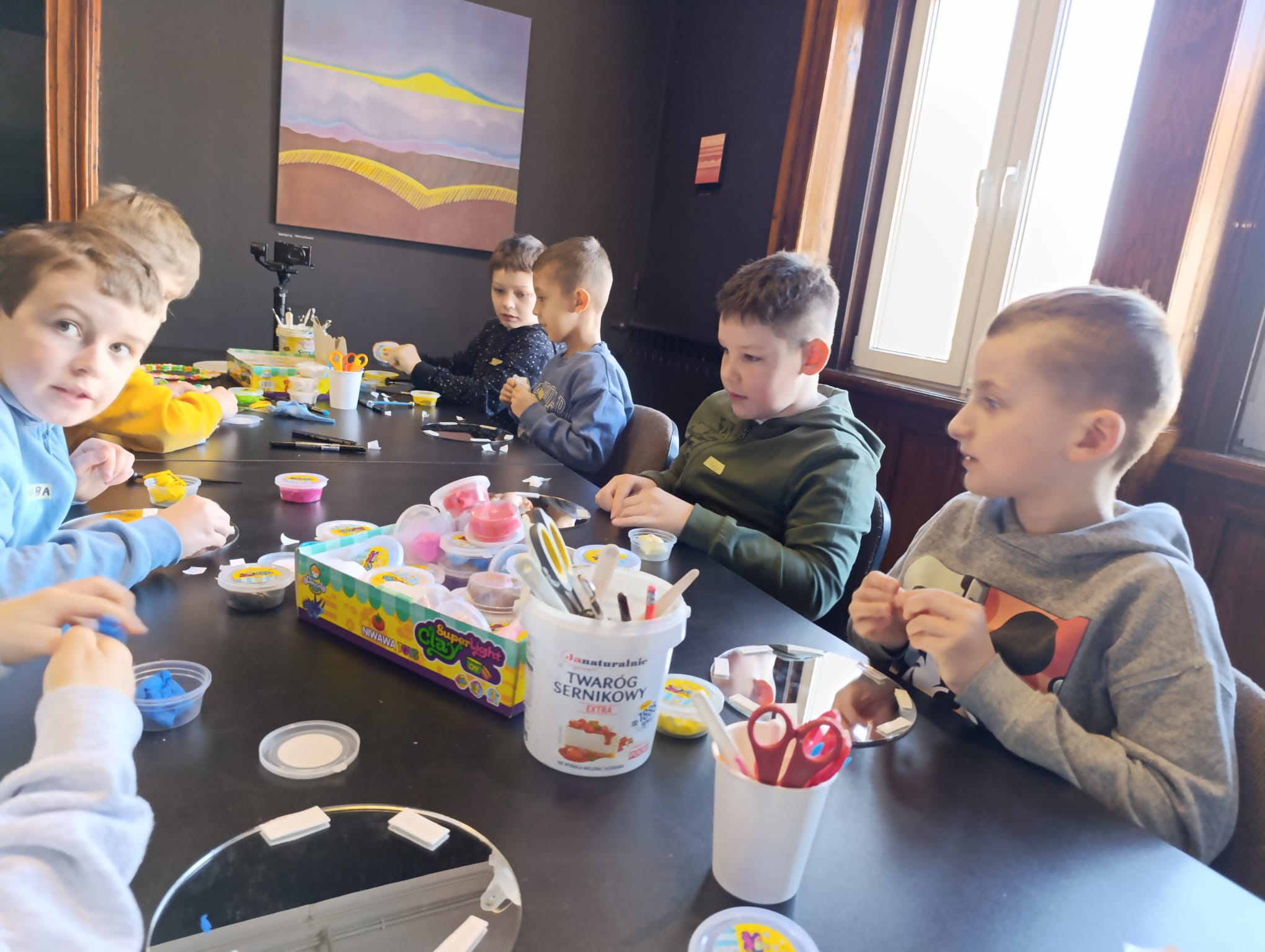 Klasa 2B kreatywnie świętowała Dzień Kobiet w BWA…