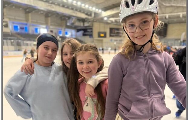 Klasy 4b, 4c i 6a na lodowisku w Arena Sanok