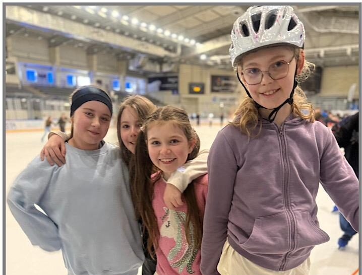 Klasy 4b, 4c i 6a na lodowisku w Arena Sanok