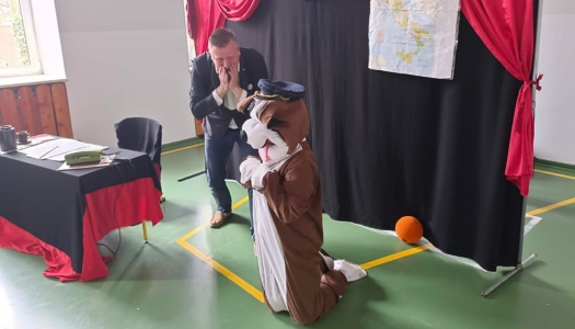 Obejrzenie spektaklu o przygodach psa Lampo…