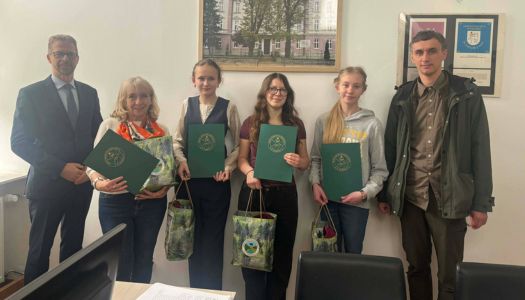 Wielki SUKCES NASZYCH UCZENNIC! Julia, Klara i Weronika w etapie wojewódzkim konkursu „Poznaj Parki Krajobrazowe Polski”…