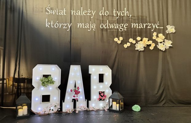 Z DUMĄ ŻEGNAMY ABSOLWENTÓW NASZEJ SZKOŁY – ósmoklasiści wyruszają w dalszą drogę…