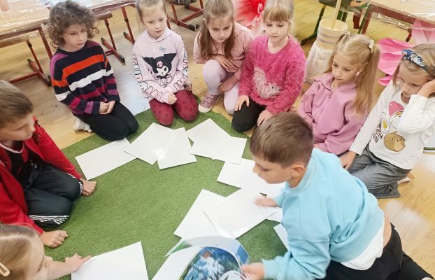 Muzyczno-plastyczna podróż pierwszaków z Oskarkiem…