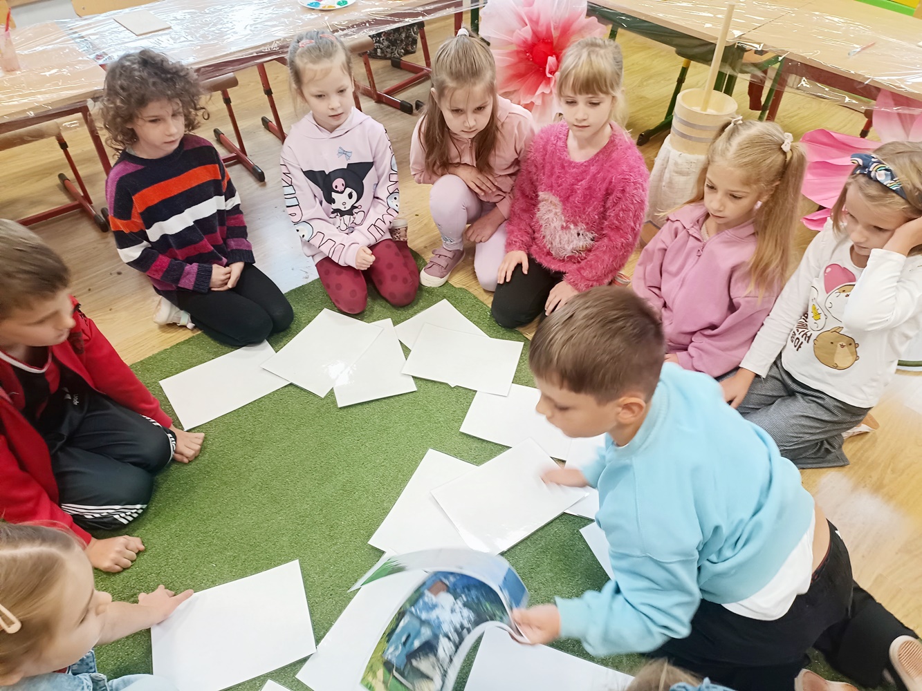 Muzyczno-plastyczna podróż pierwszaków z Oskarkiem…